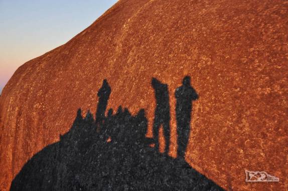 Vários turistas assistem de camarote o nascer-do-sol no Parque Nacional da Serra dos Órgãos, no Rio de Janeiro. Eu estou à direita!